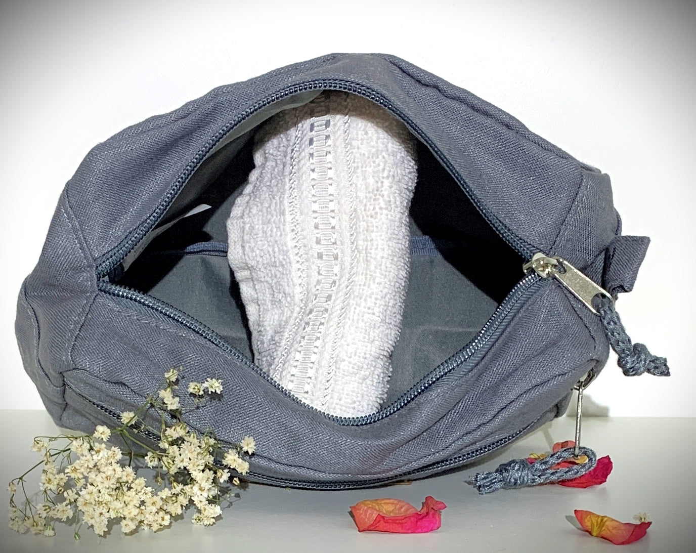 Cosmetic bag made of hemp