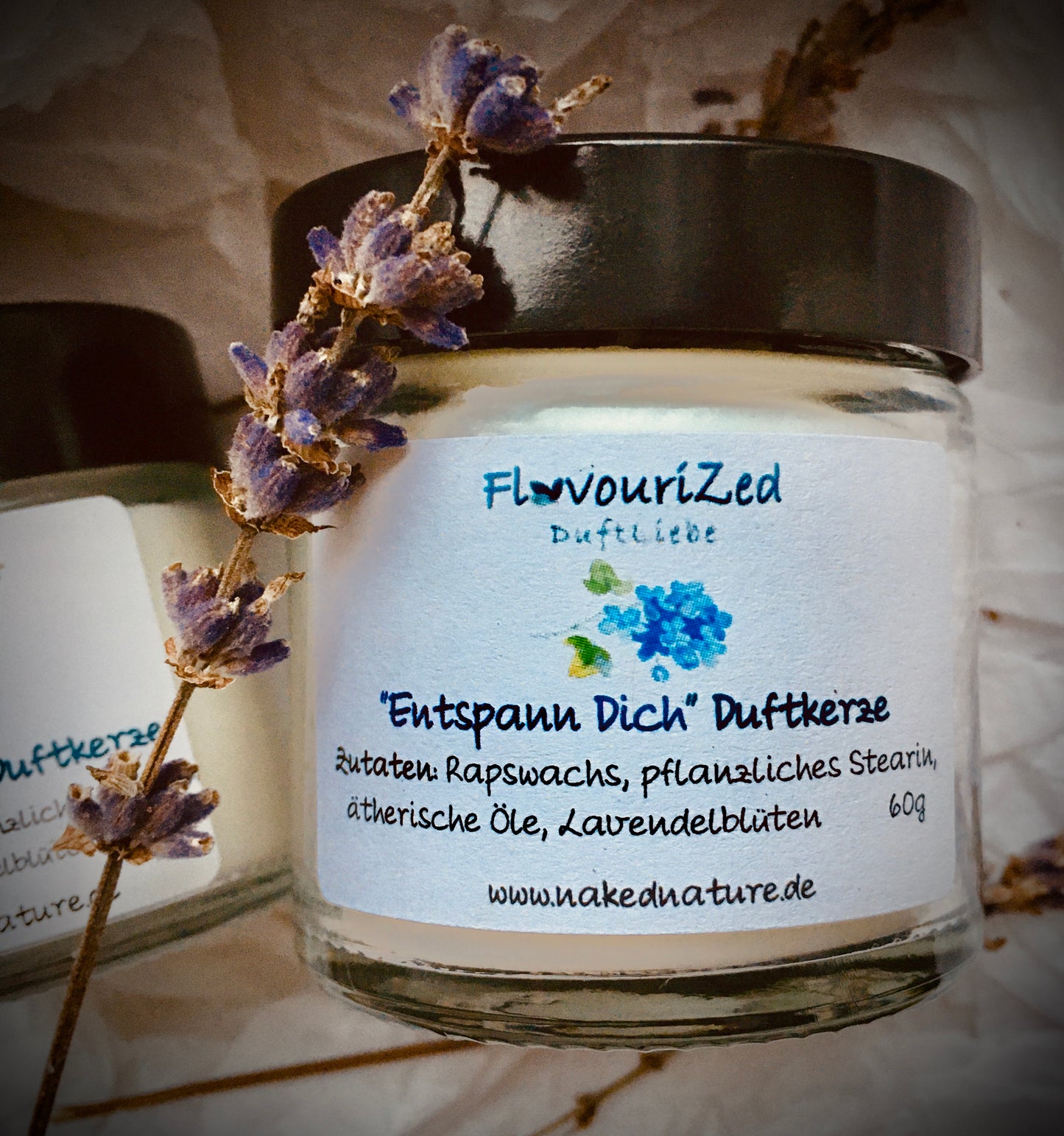 Kerze im Glas mit Lavendel und Melisse