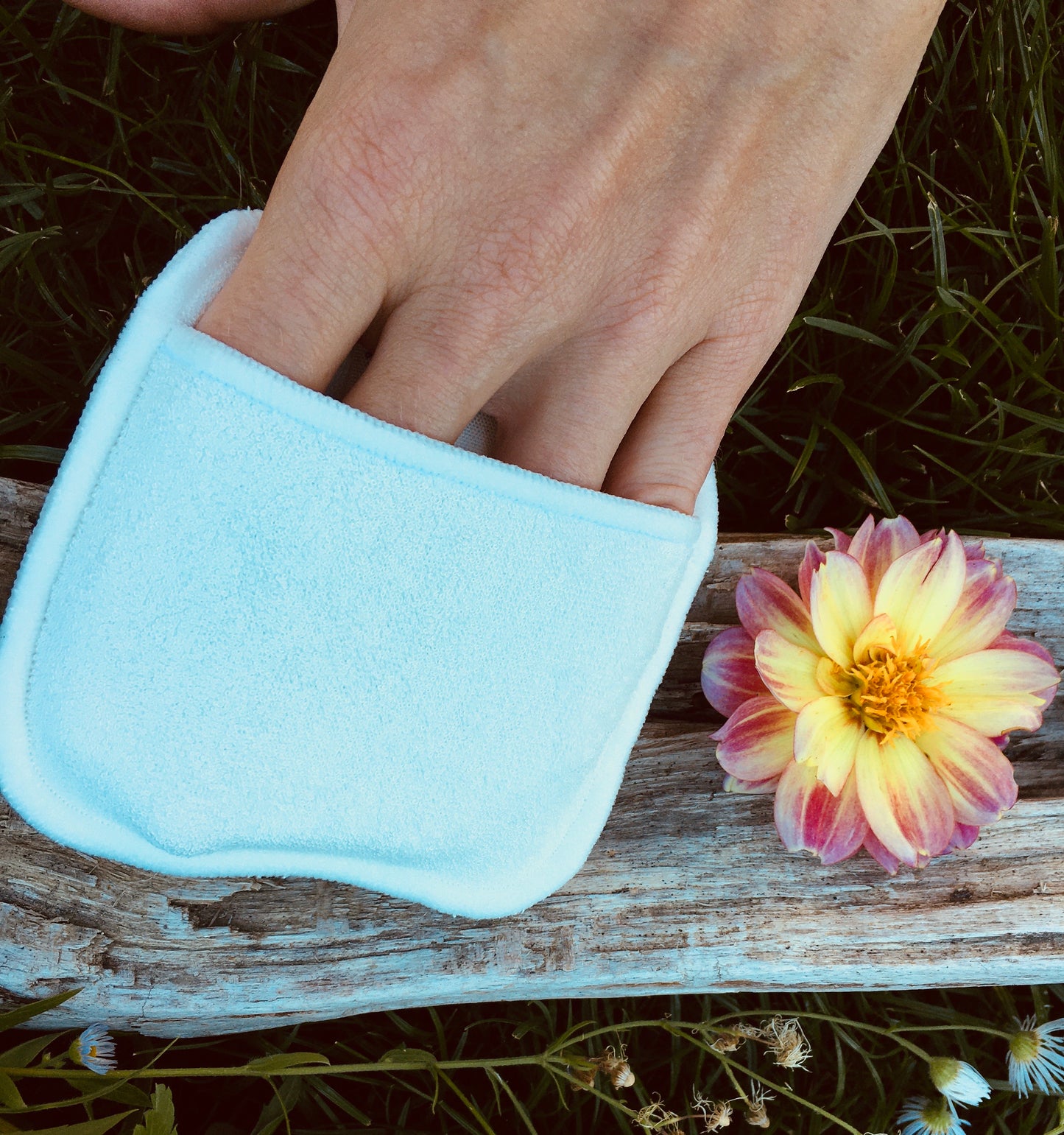 Cleaning pad with finger pocket