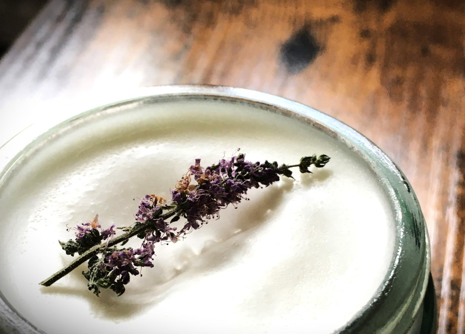 reichhaltige Körpercreme mit Sheabutter, Kokosöl, Mangobutter und Vitamin E